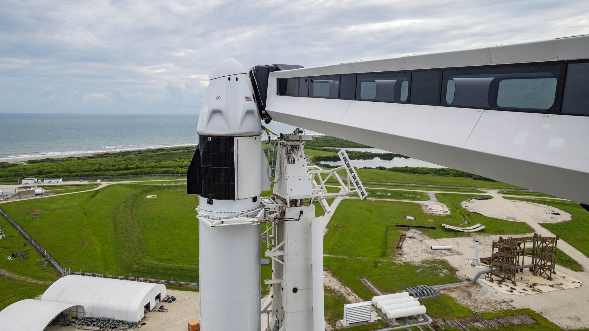 El Falcon 9 y la nave espacial Crew Dragon en la plataforma de lanzamiento, el 12 de septiembre de 2021.