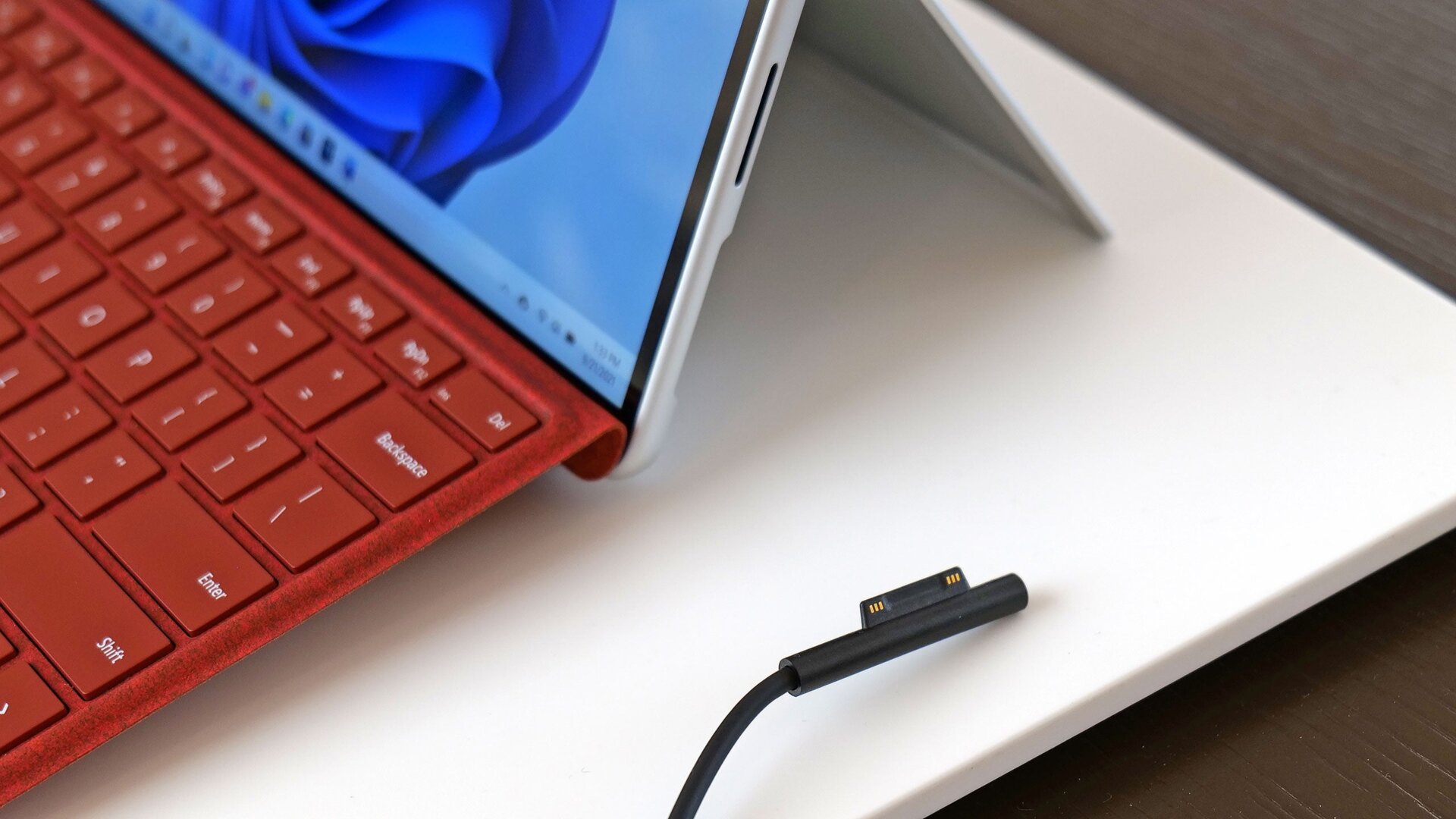 Si bien algunas personas (yo incluido) pueden preferir un tercer puerto USB-C, Microsoft no se rinde con el conector de alimentación magnético de la línea Surface