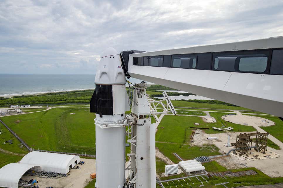 El cohete Falcon 9 y la nave espacial Crew Dragon en la plataforma de lanzamiento el 12 de septiembre de 2021.