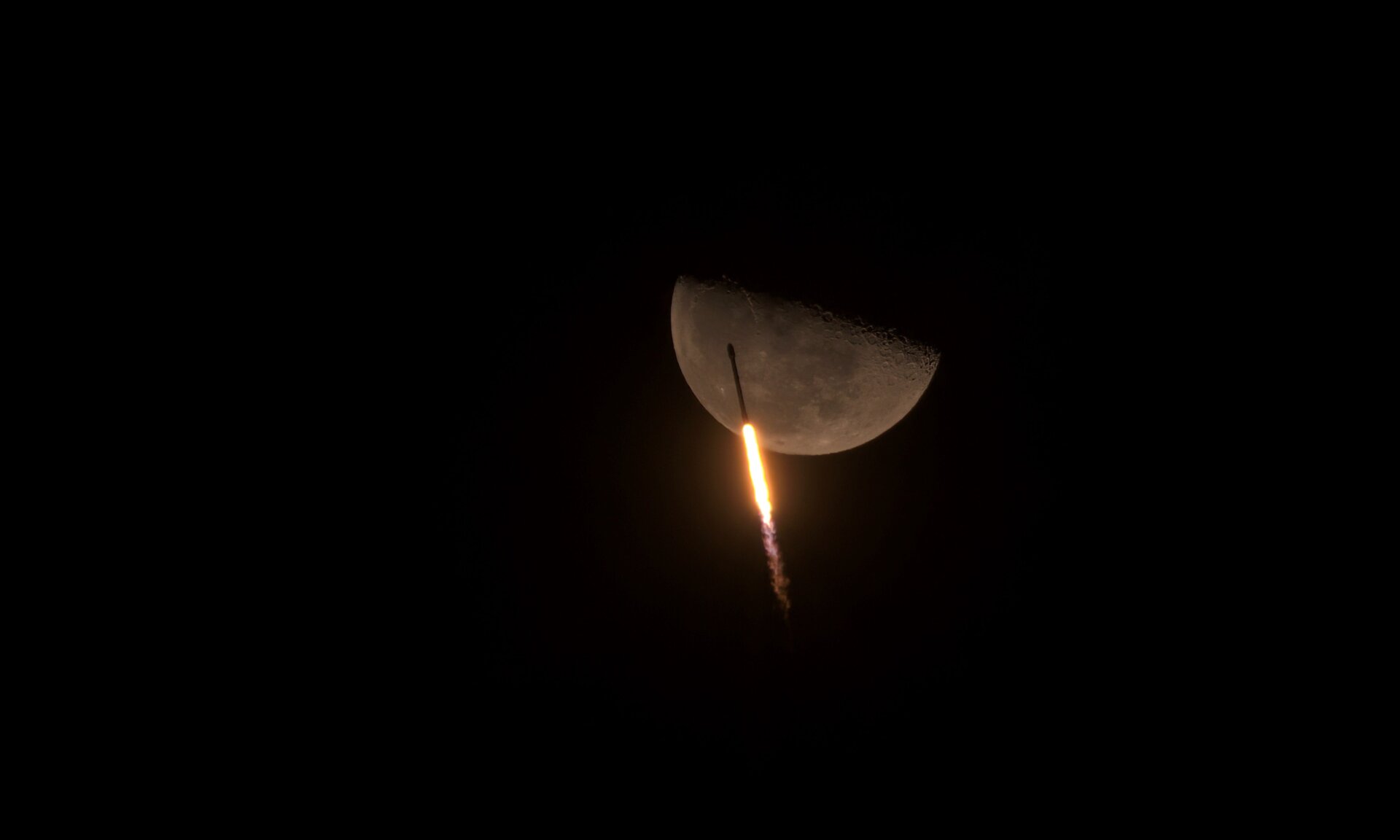El cohete Falcon 9 atravesando la luna en febrero de 2021.