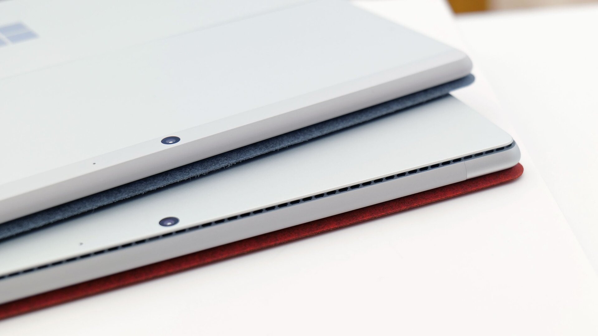 Es sutil, pero puedes ver la diferencia entre las rejillas de ventilación en el borde superior del Surface Pro 8 (abajo) y el diseño sin ventilador del nuevo Surface Pro X (arriba)