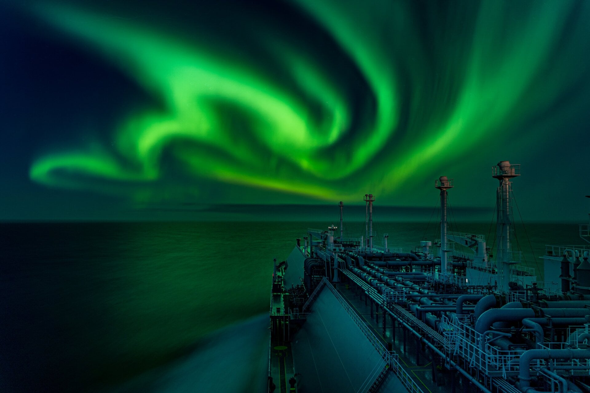 Una aurora boreal vista desde un barco en la costa rusa.