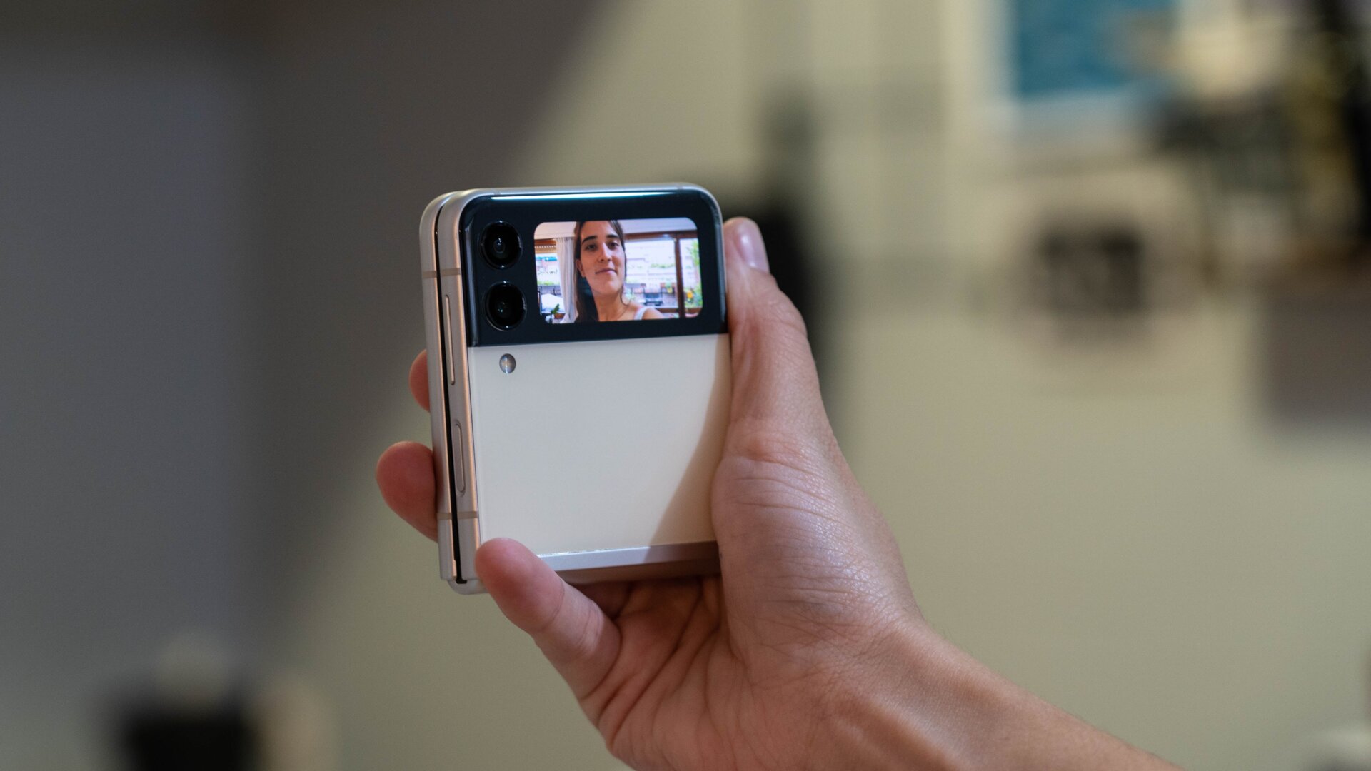 La pantalla exterior es útil para sacar selfies con la cámara principal.