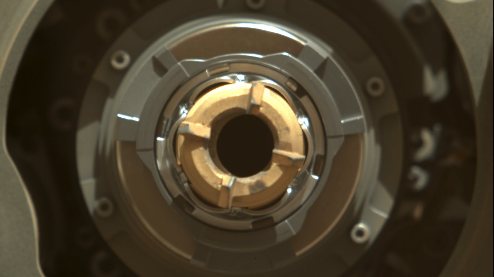 Una imagen tomada una hora más tarde, mostrando el núcleo del taladro vacío.