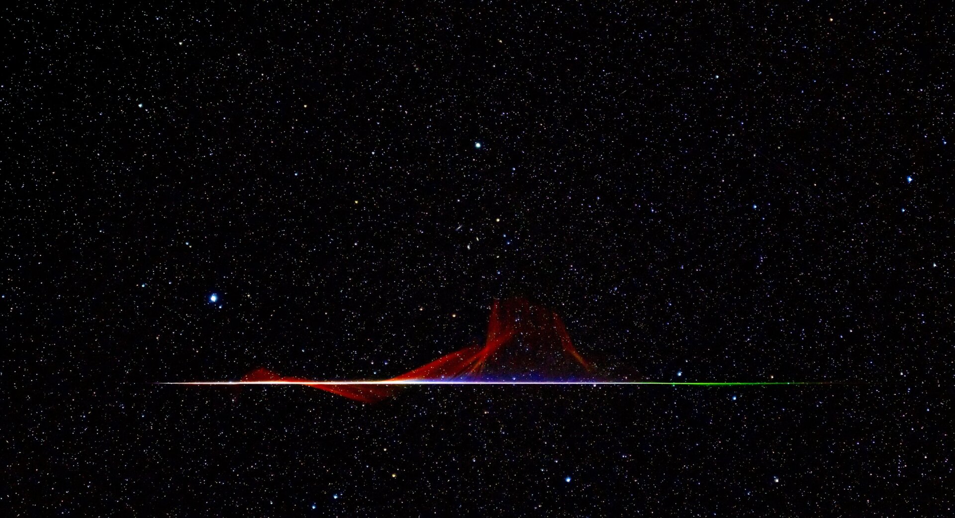 La estela de un meteorito en el cielo.