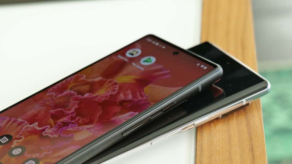 Mira las diferencias en acabados en el Pixel 6 (arriba) y el Pixel 6 Pro (abajo).