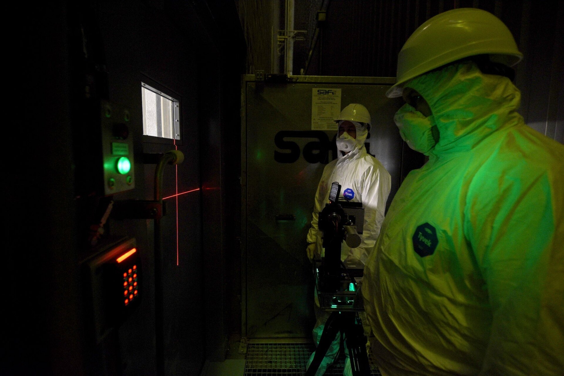 Científicos operando dentro del NSC.