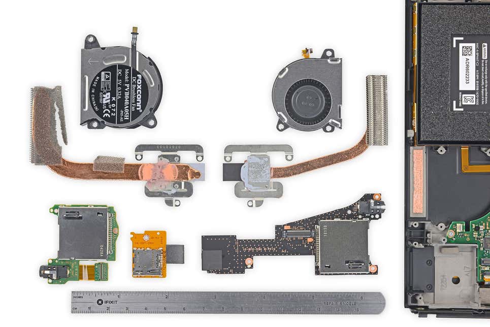 La Switch original a la izquierda, la nueva Switch OLED a la derecha.