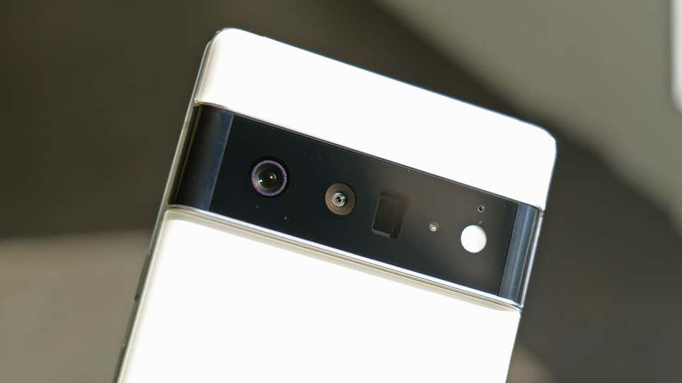 Se puede ver el agujero del sensor de cámara telefoto en el centro del teléfono.