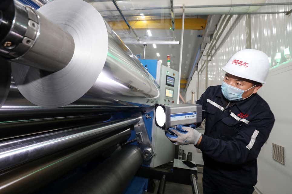 Un operario examina un rollo de aluminio en China.