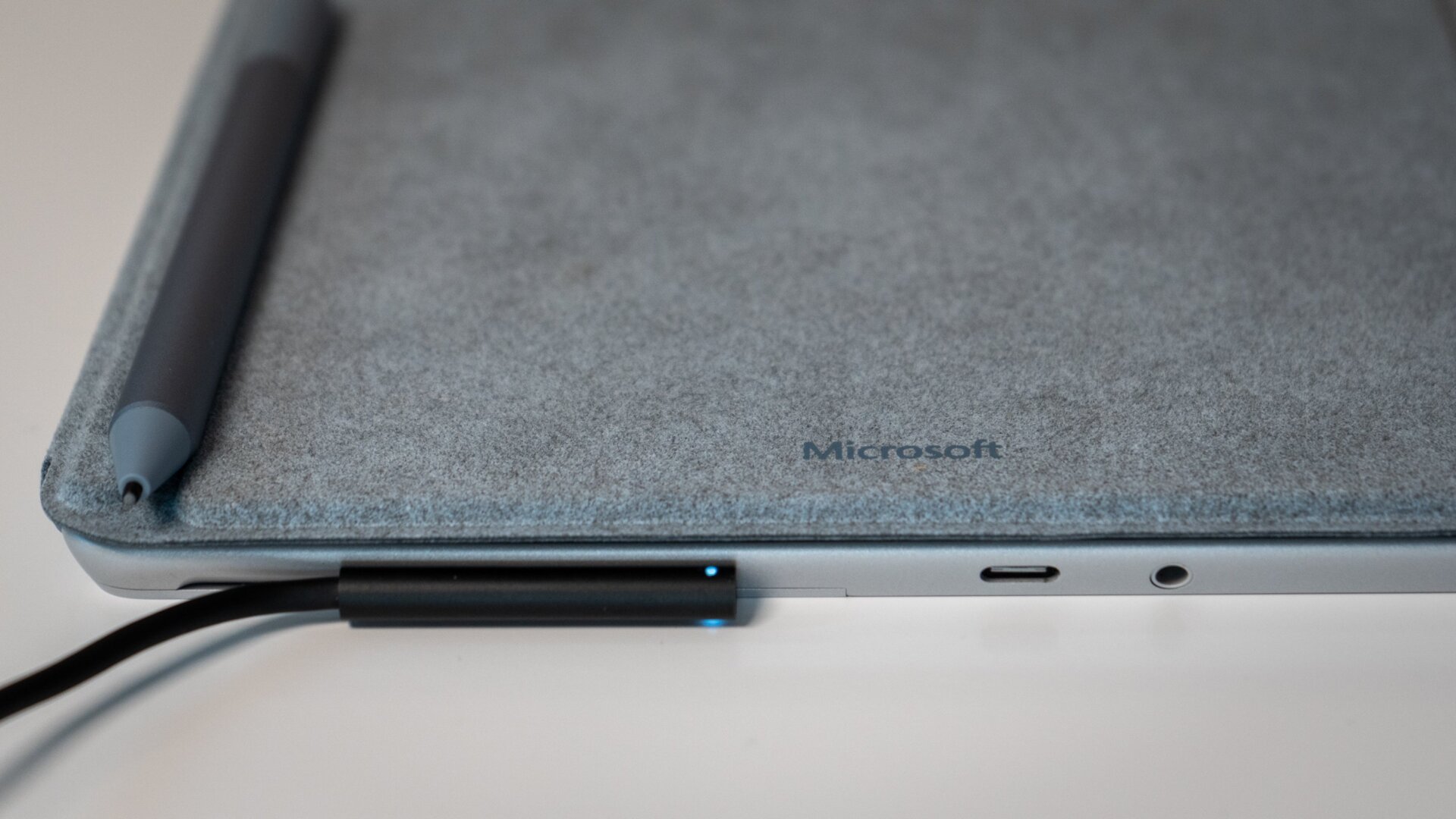 El Surface Go 3 se carga mediante un adaptador Surface Connect.