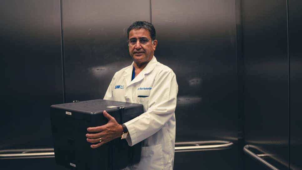El cirujano Shaf Keshavjee con su preciosa carga