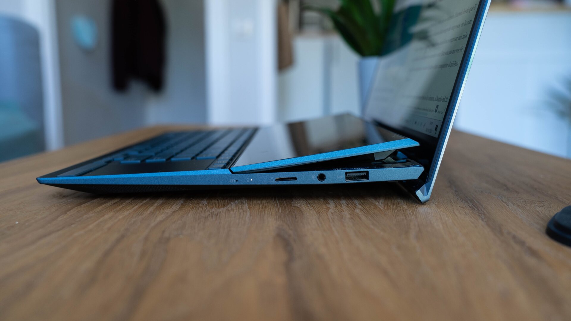 El ordenador tiene un buen surtido de puertos: jack de 3,5mm, lector de tarjetas MicroSD y USB 3.2 en un lado; y dos puertos Thunderbolt 4 y un HDMI en el otro.