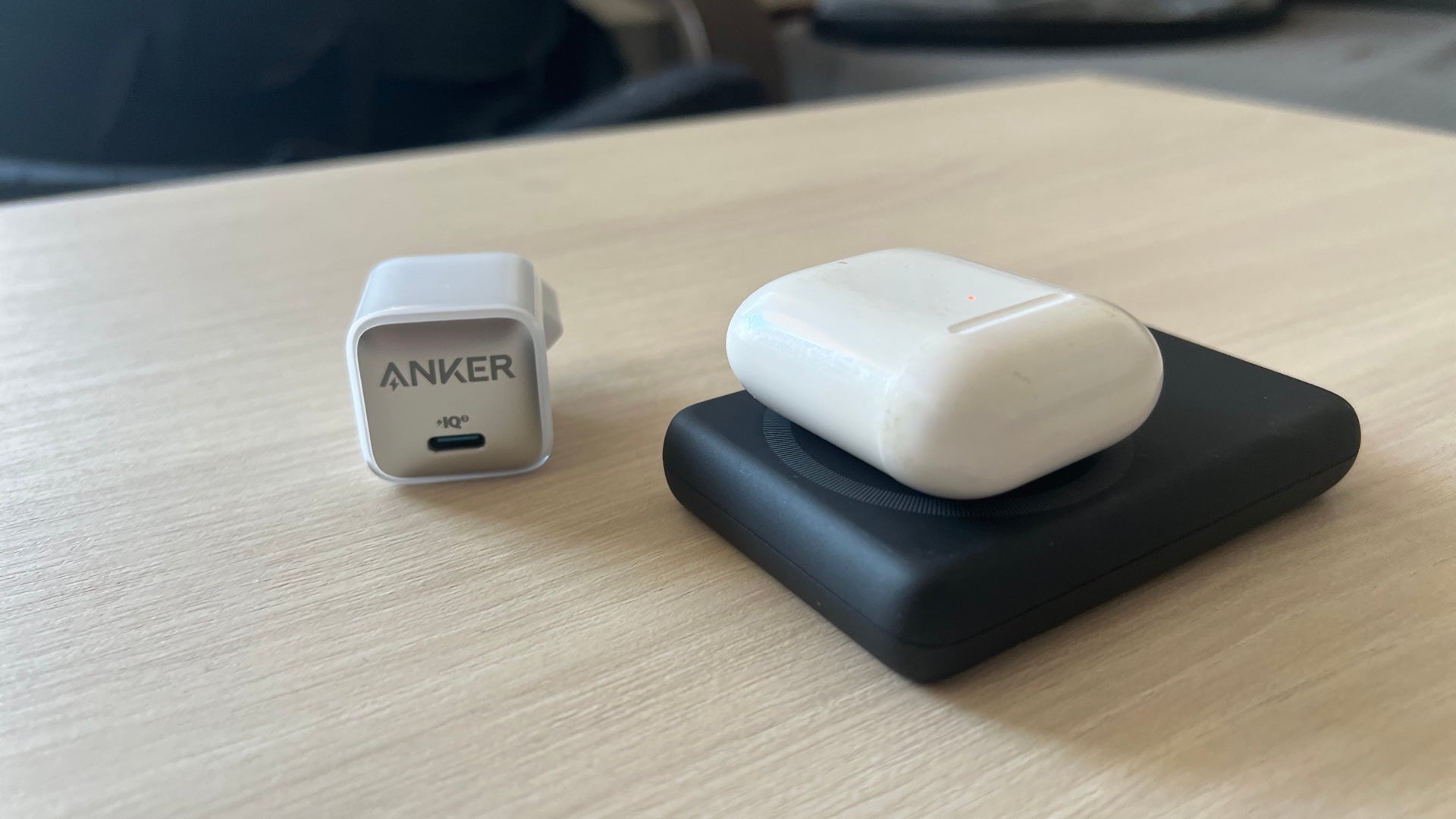 El Anker 511 Nano Pro (a la izquierda) y la Powercore Magnetic 5K (derecha) cargando unos AirPods