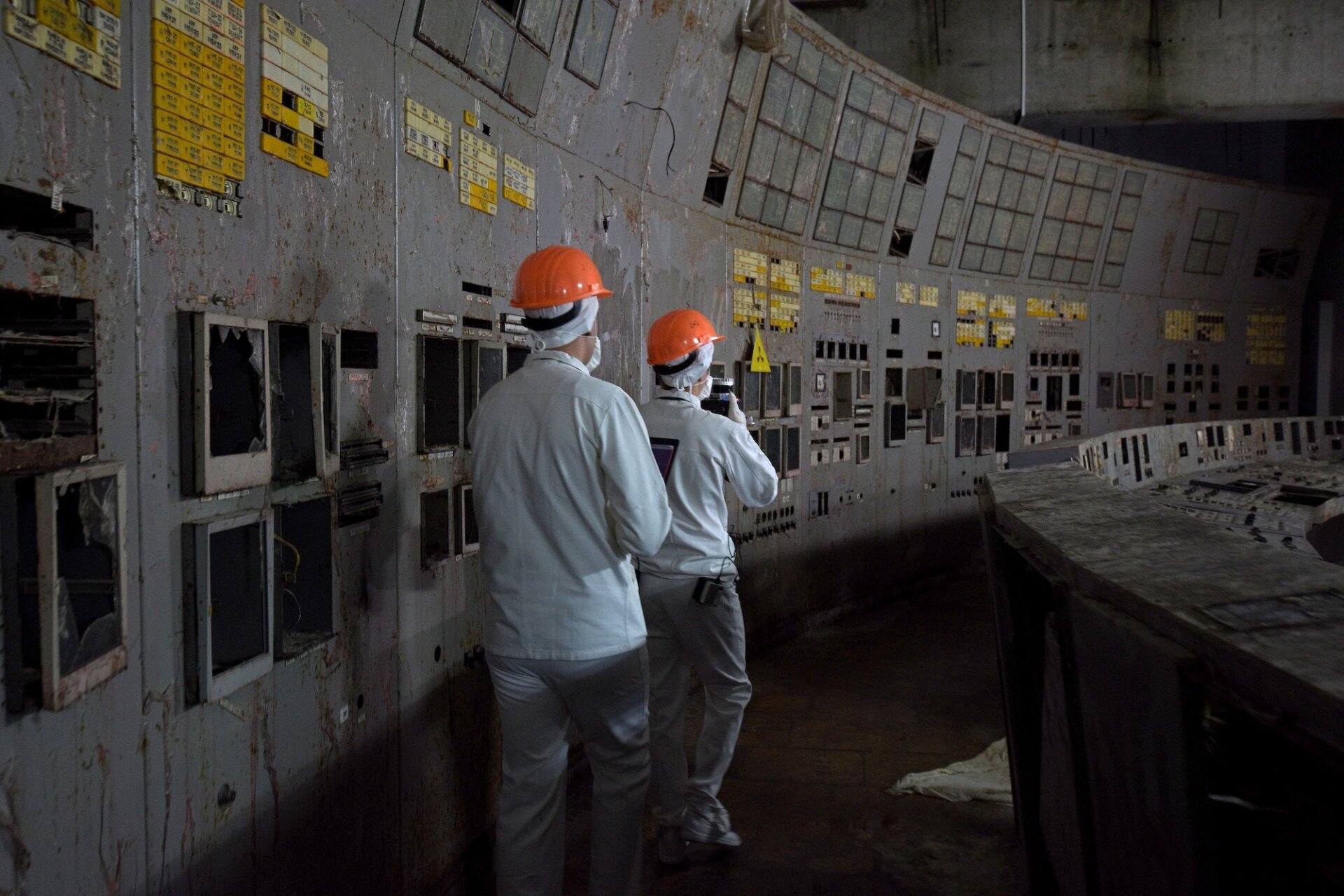 Científicos paseando por la sala de control del Reactor 3.