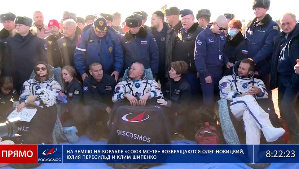 De izquierda a derecha: la actriz Yulia Peresild, el cosmonauta de la agencia espacial rusa Oleg Novitskiy y el director de cine Klim Shipenko, poco después del aterrizaje de la cápsula espacial rusa Soyuz MS-18.