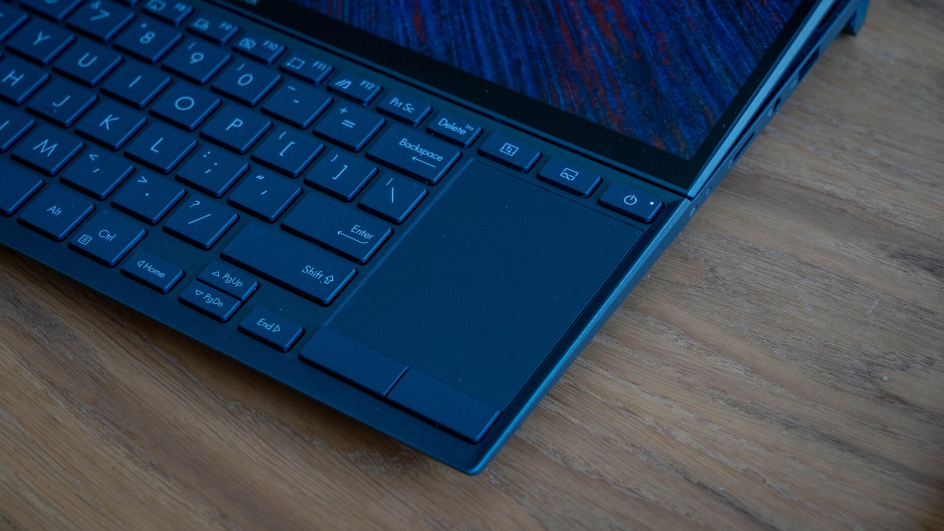 El touchpad es algo estrecho y deja poco espacio para hacer gestos táctiles con varios dedos.