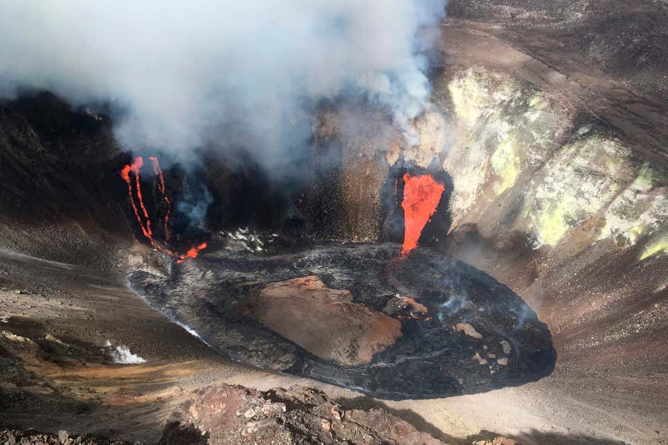 Una columna se eleva cerca de fisuras activas en el cráter del volcán Kilauea de Hawái el lunes 21 de diciembre de 2020