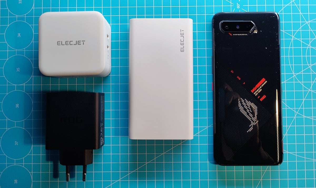 La batería y el cargador comparados con un Asus ROG Phone 5 y su cargador.