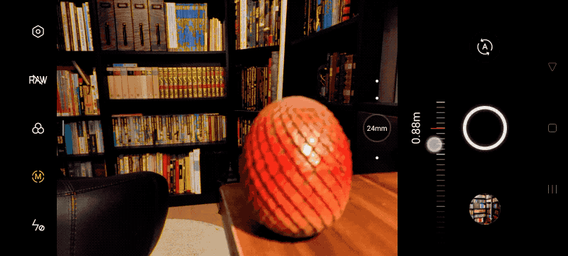 El dial de enfoque en modo calle realza los objetos enfocados.