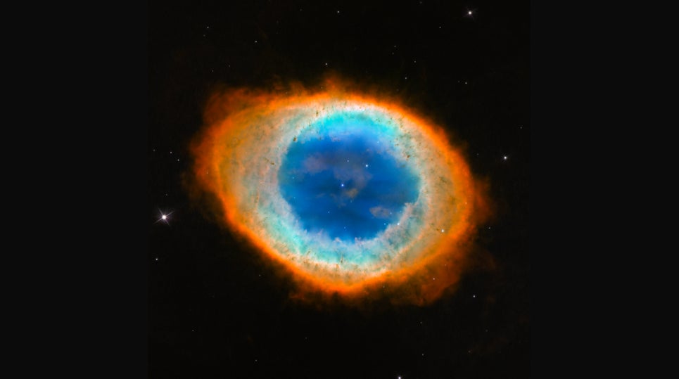 La Nebulosa del Anillo, Messier 57, con una enana blanca en su núcleo, fotografiada por el Telescopio Espacial Hubble