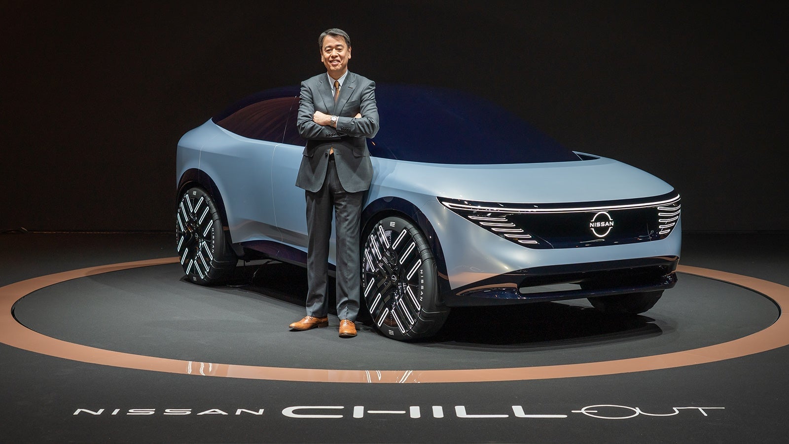 El CEO de Nissan, Makoto Uchida, posa frente al concepto Chill-Out