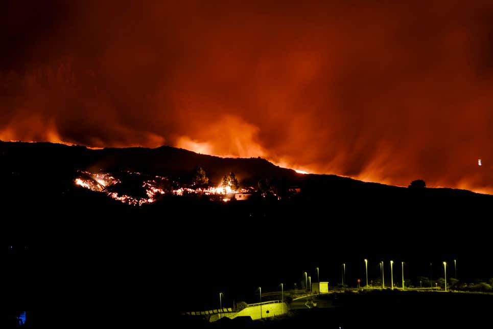 La lava fluye de un volcán en la isla canaria de La Palma, España, el sábado 2 de octubre de 2021.