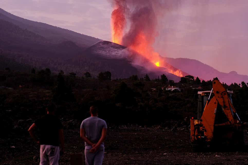 Flujos de lava de un volcán en la isla canaria de La Palma, España, el viernes 1 de octubre de 2021