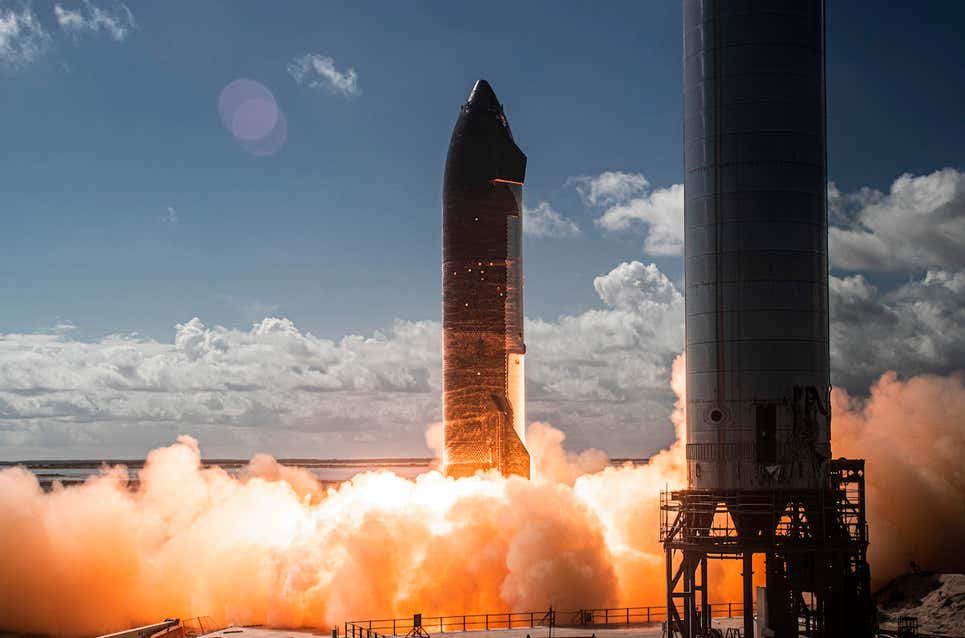 Una prueba de los seis motores Raptor en el prototipo Starship SN20, el 12 de noviembre de 2021.