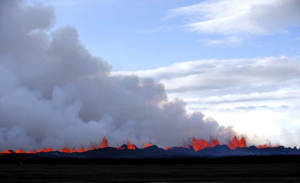 El humo se eleva desde la erupción de lava en Holuhraun, al noroeste del glaciar Dyngjujoekull en Islandia, el lunes 1 de septiembre de 2014