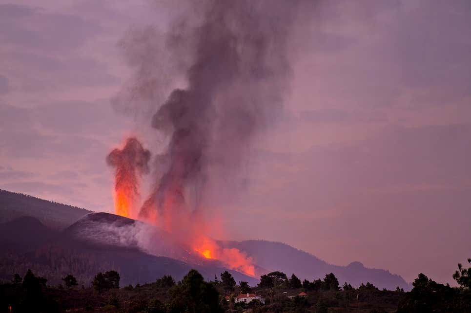 Flujos de lava de un volcán en la isla canaria de La Palma, España, el viernes 1 de octubre de 2021
