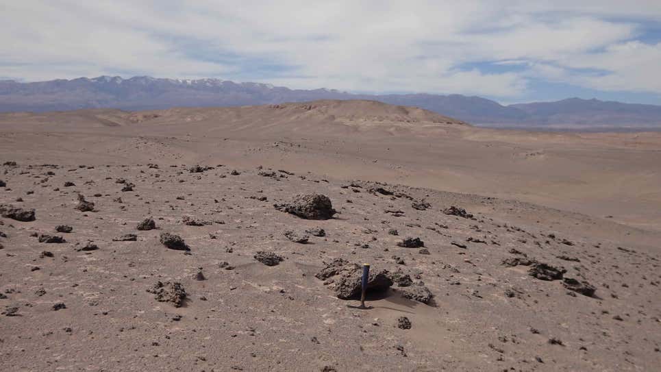 Terrones de vidrio en el desierto de Atacama, sitio de una antigua explosión en el aire de una bola de fuego