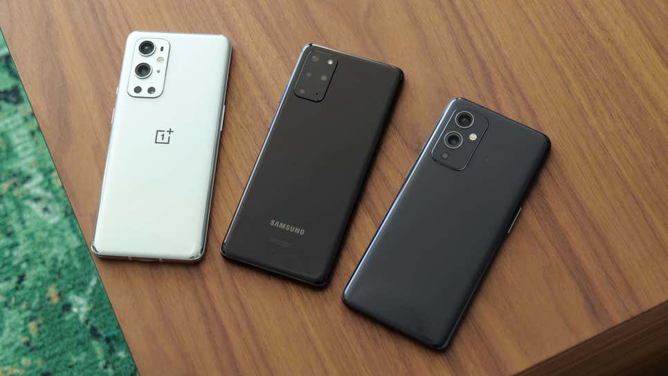 El OnePlus 9 Pro (izquierda) y el OnePlus 9 (derecha) comparados con el Galaxy S20+ de 2020 (centro).