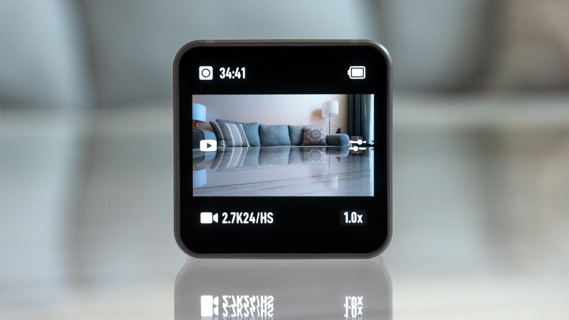 La diminuta pantalla OLED de 1,76 pulgadas luce genial, pero resulta difícil acostumbrarse a la interfaz de usuario.