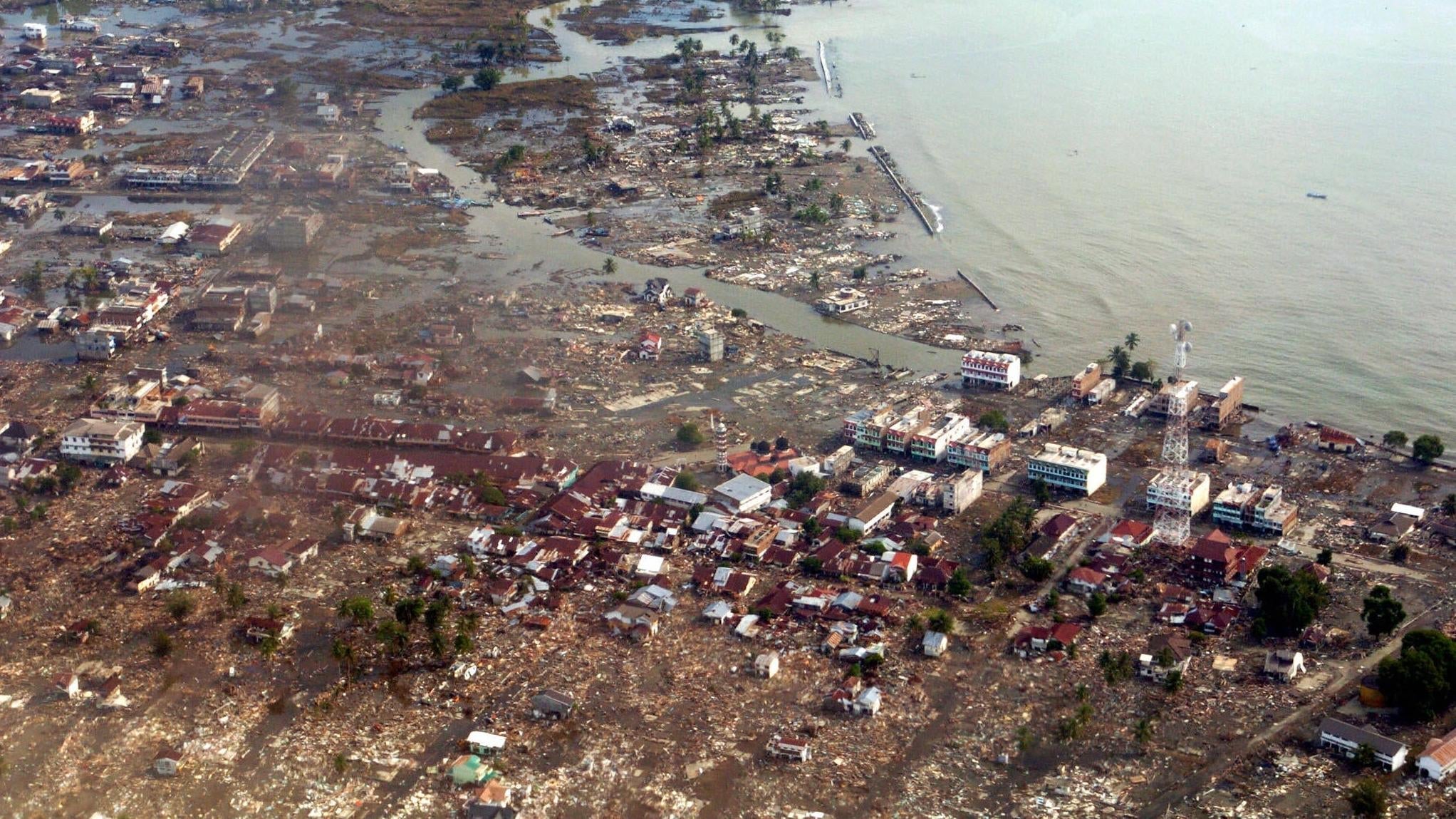 Resultado del tsunami que golpeó indonesia en 2004.