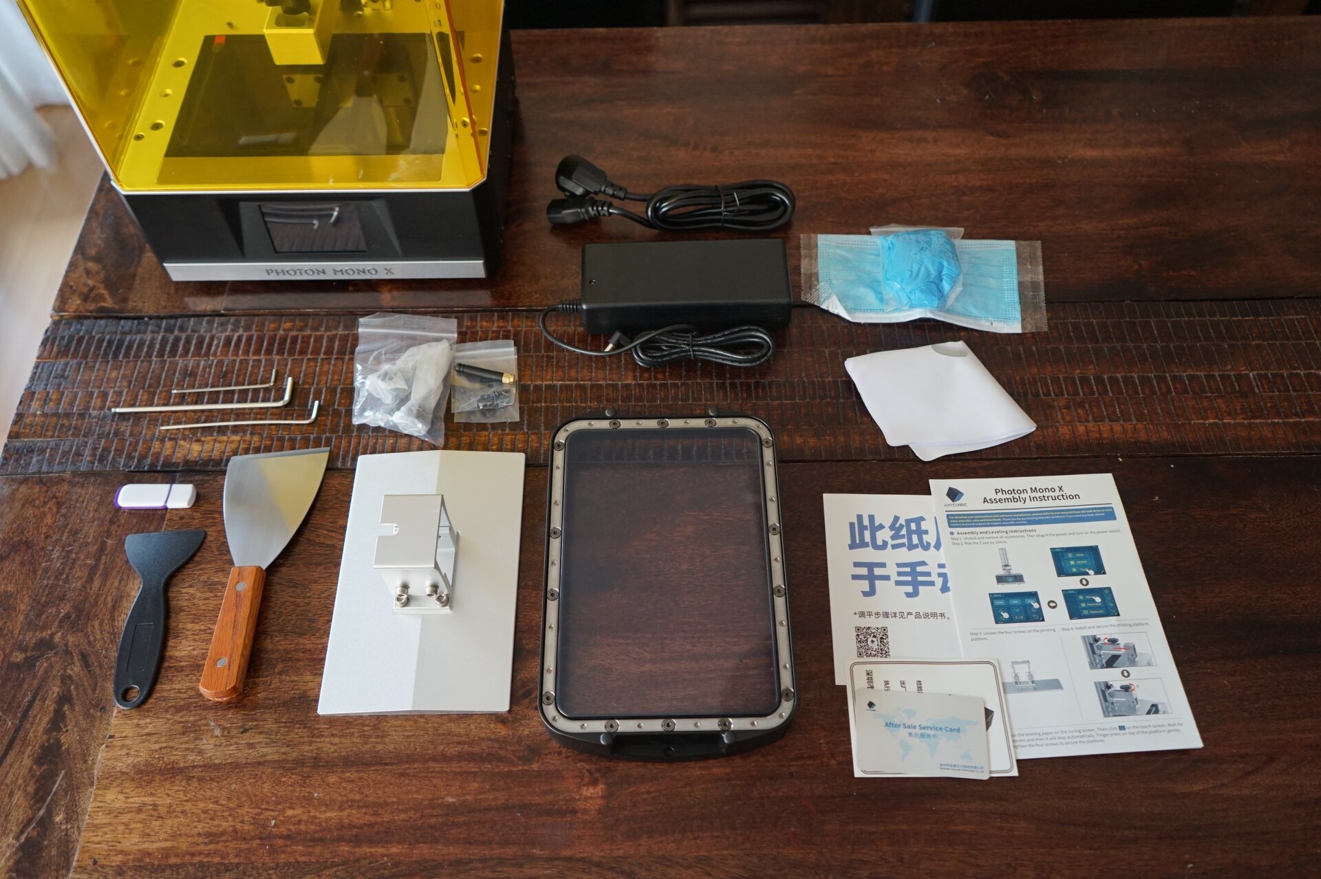 Y esto, lo que sale de la caja de una Anycubic Photon Mono X, una impresora de resina. El montaje es mínimo.