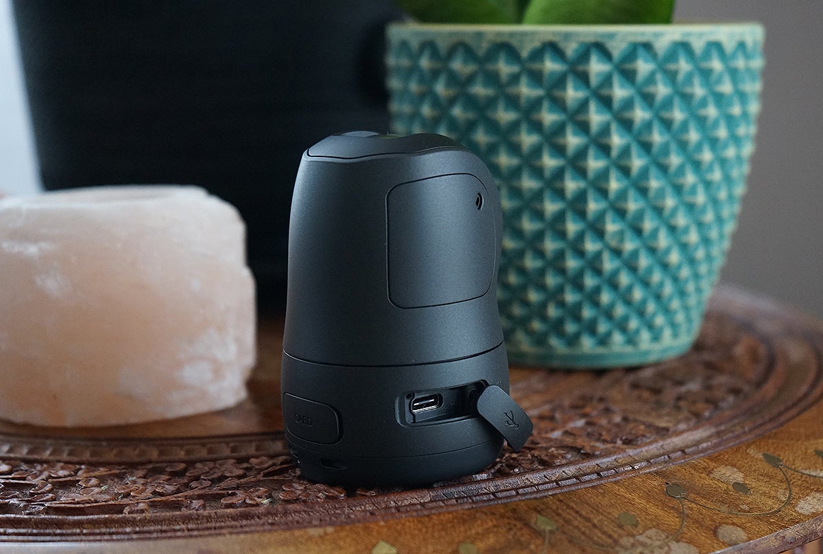 Detalle del puerto de carga UCB-C.