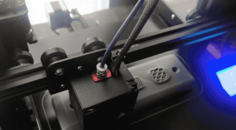 En las impresoras de filamento un cabezal se va moviendo para dibujar cada capa.