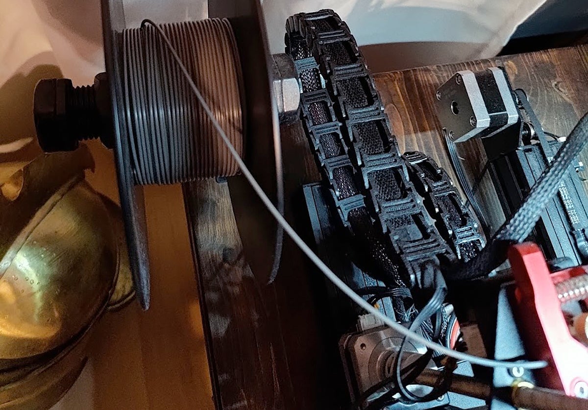Las entrañas de una impresora de filamento. A más partes mecánicas, más mantenimiento.