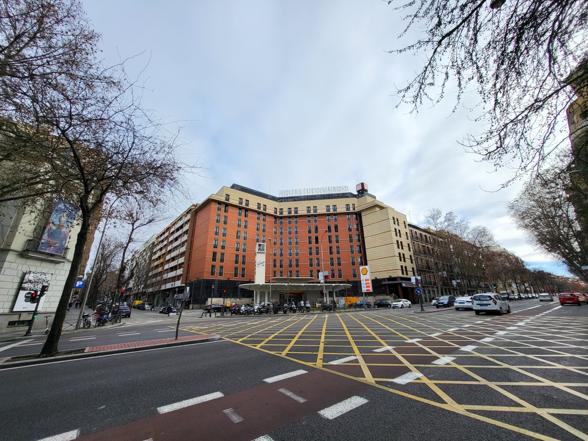 El gran angular consigue fotos decentes con buena luz, aunque lava un poco los colores.