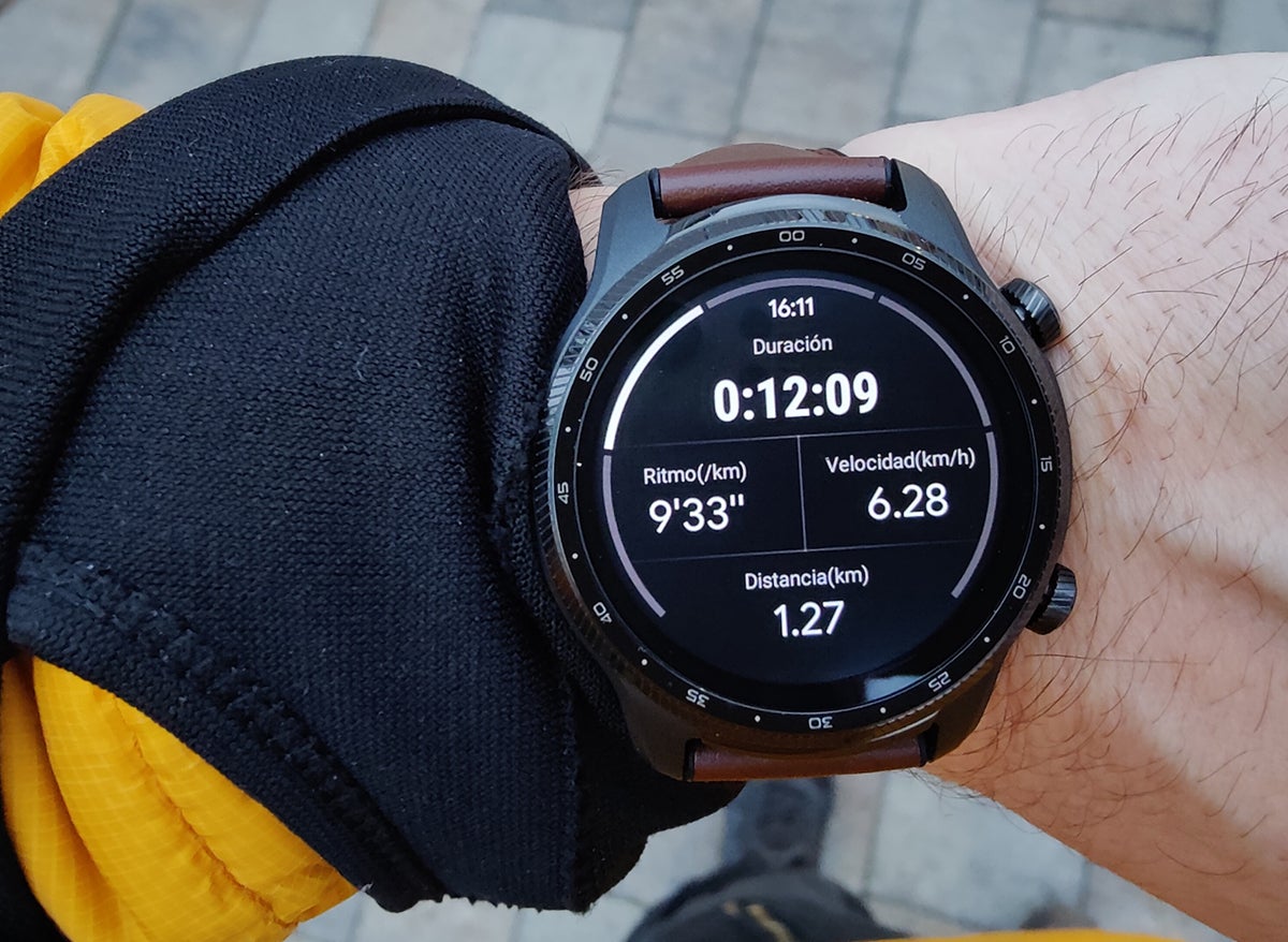 La pantalla principal durante el ejercicio con el GPS inactivo. Si está activado se ve una pequeña flecha al lado de la hora.