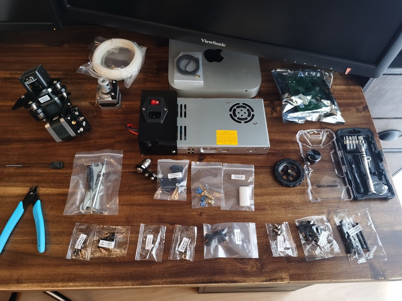 Esto es lo que sale de la caja de una Creality Ender 3 Pro, una de las impresoras de filamento más comunes.