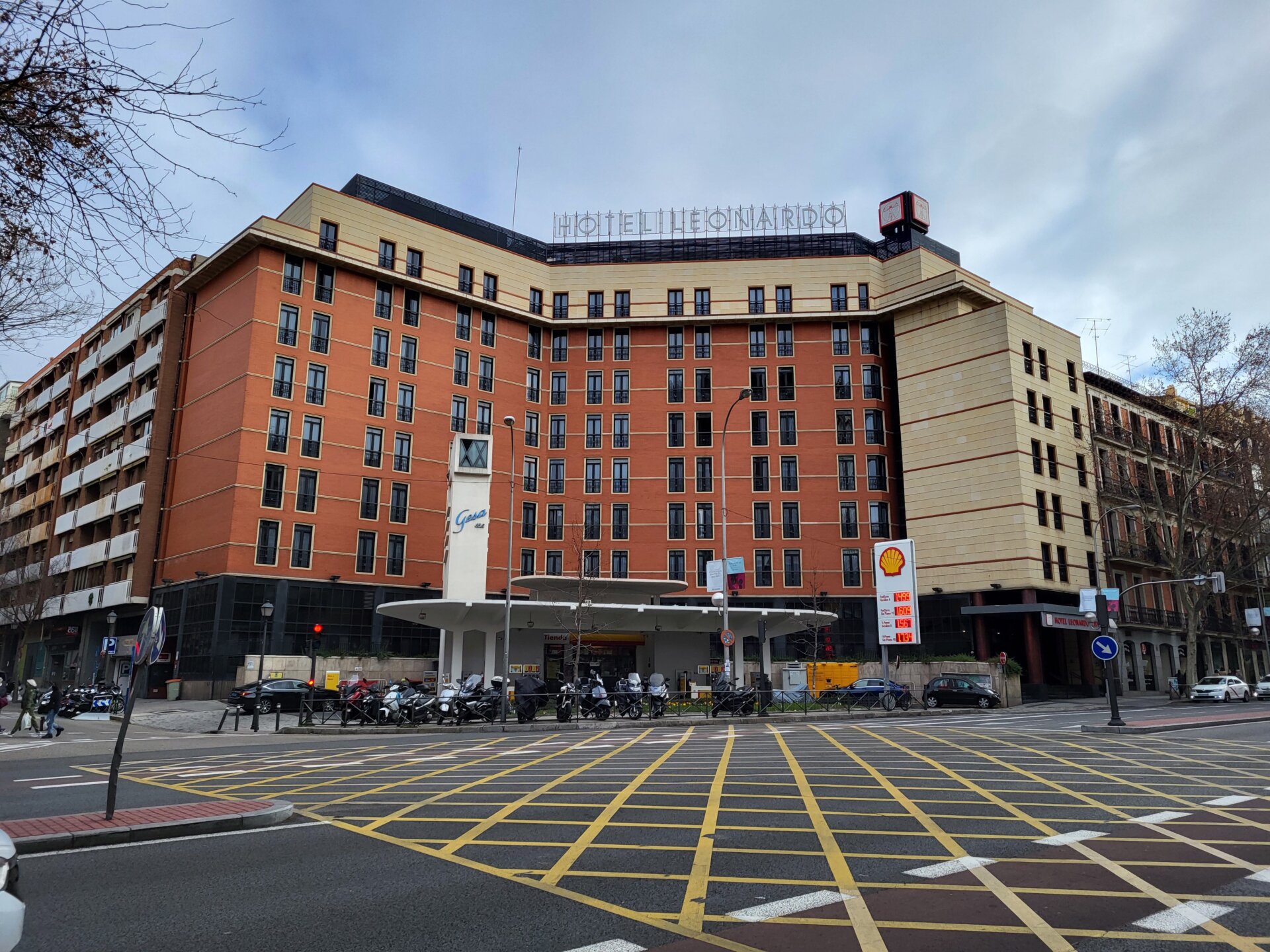 La lente principal consigue hacer un buen balance de luces y sombras, aunque la IA de Samsung tiende a sobresaturar ligeramente los colores. 