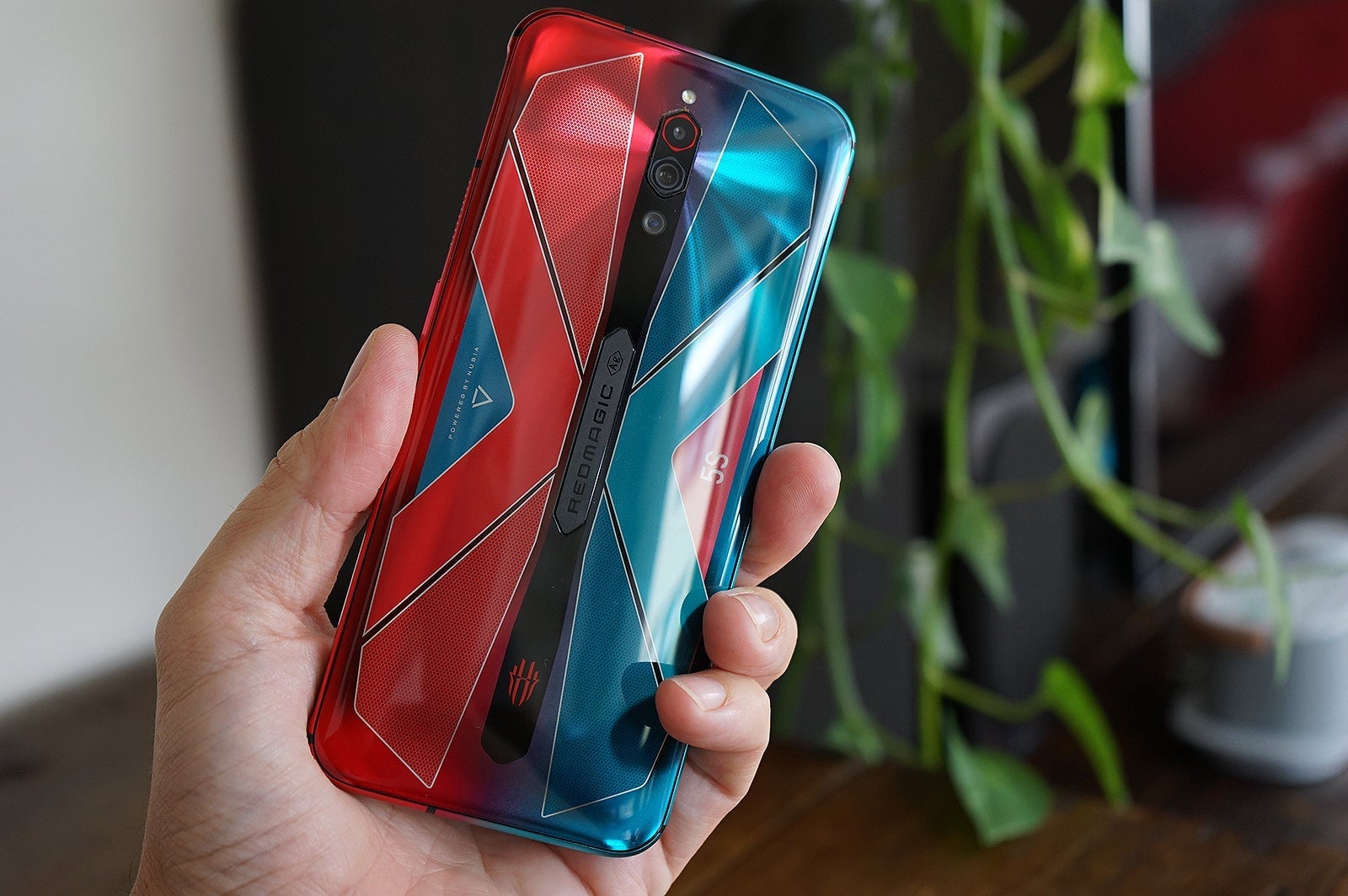 El Nubia RedMagic 5S.