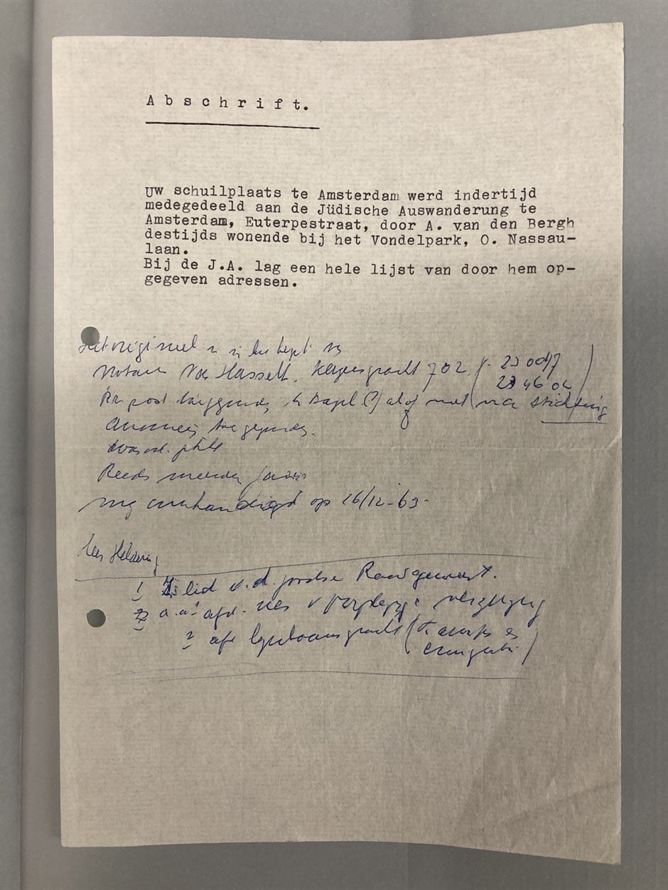 “Tu escondite en Ámsterdam fue comunicado (...) por A. van den Bergh, que en ese momento vivía cerca del Vondelpark (...) Había una lista completa de direcciones transmitidas por él”