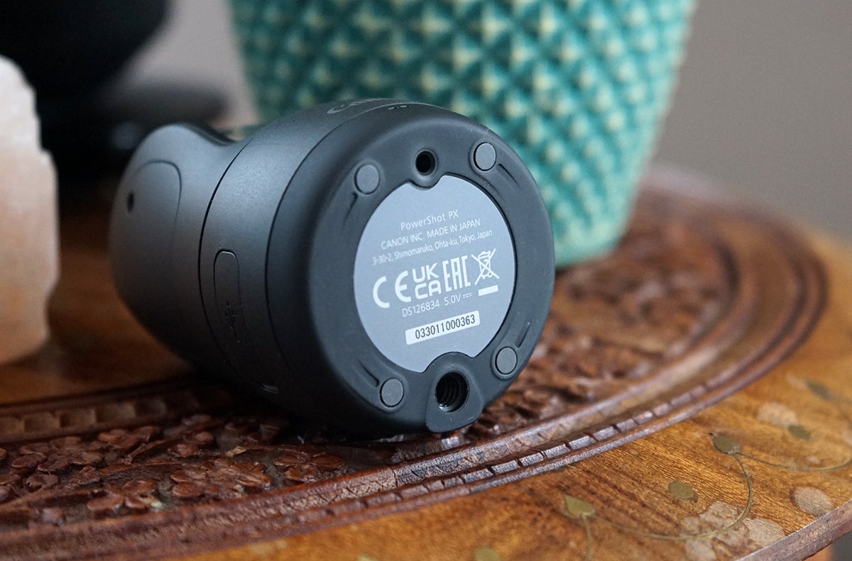 En la base, la Pixie tiene un tornillo estándar para trípodes o palos para selfie.