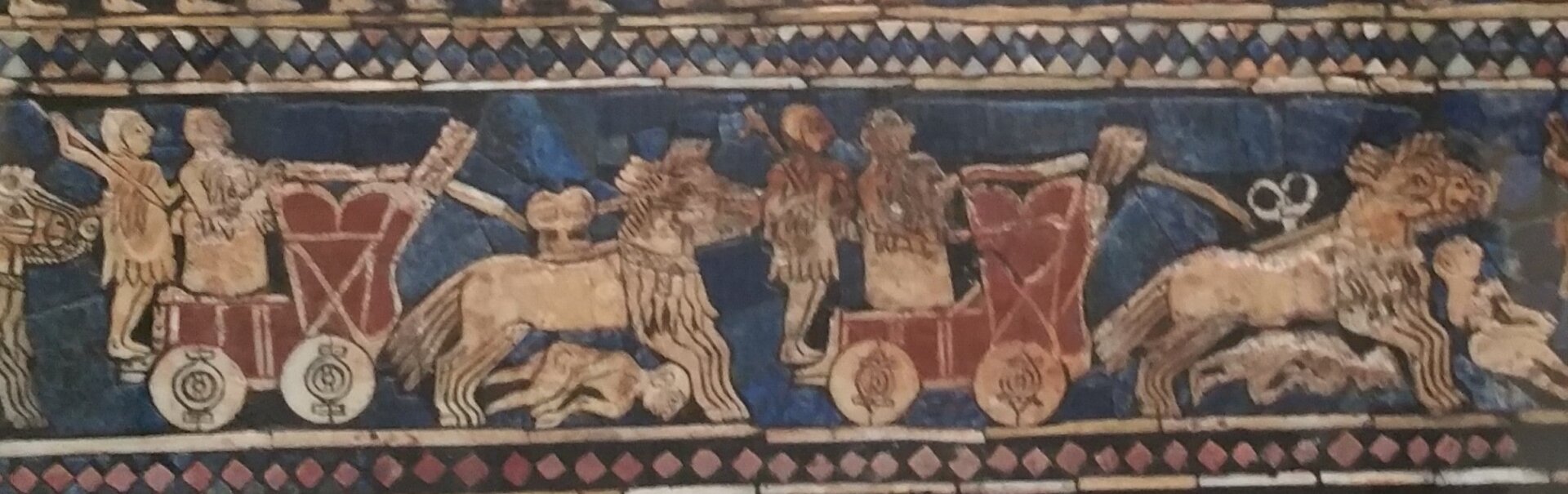 Una placa de 4500 años de antigüedad donde se pueden ver carros tirados por kungas.