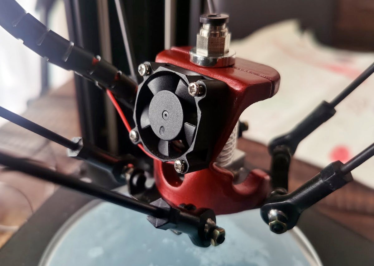 Los ventiladores y motores hacen ruido. Es inevitable.