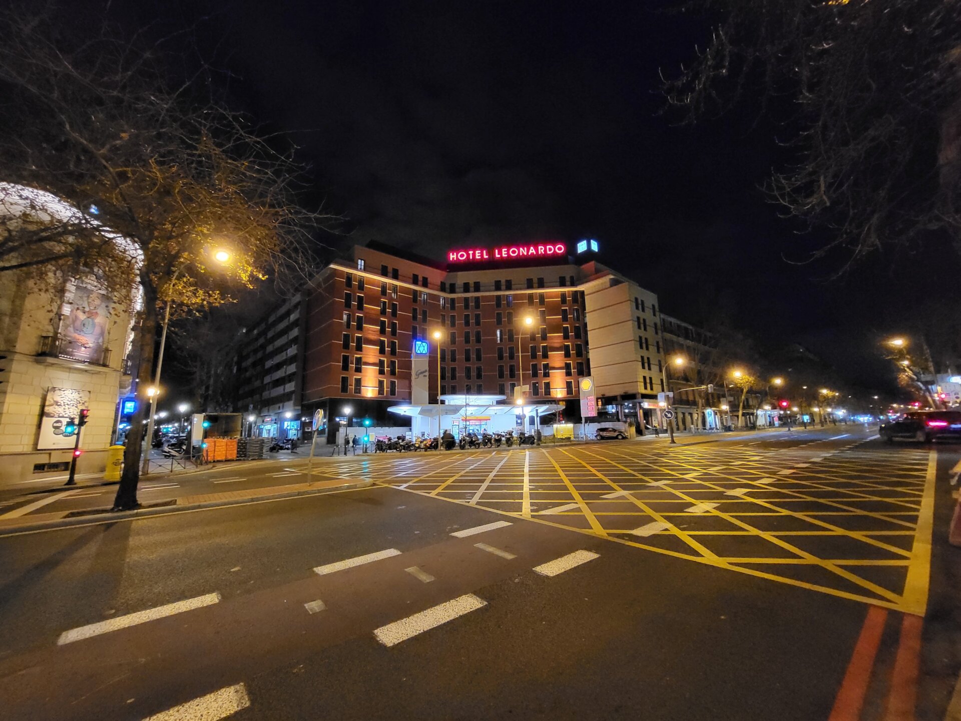 De noche el gran angular mete mucho ruido, pero podemos seguir consiguiendo algunas imágenes pasables.