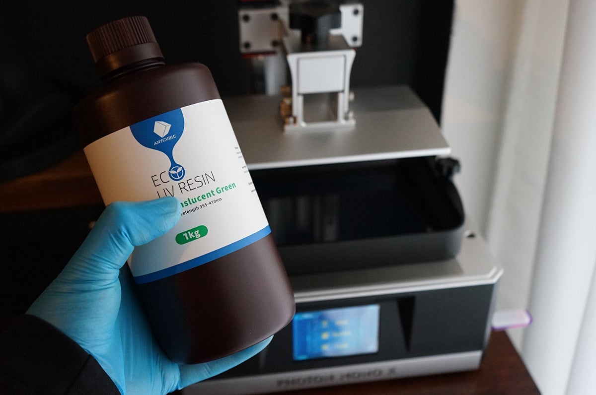 La resina de Anycubic tiene base vegetal, pero hay que limpiarla con isopropanol (alcohol). Es más práctica la soluble en agua.